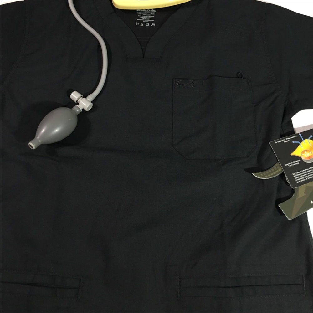 IguanaMed Women's MedFlex V-Neck Scrub Black/Black - Picture 4 of 8